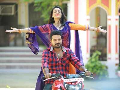 Akshara Singh and Ritesh Pandey make for a romantic picture on the sets of ‘Majanua’