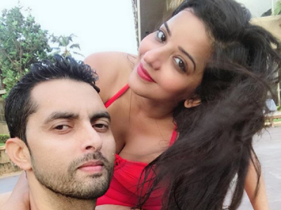 Monalisa’s sizzling throwback picture with husband Vikrant Singh Rajput is too hot to handle