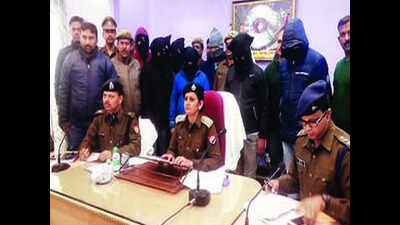Auto-lifter gang busted, eight arrested