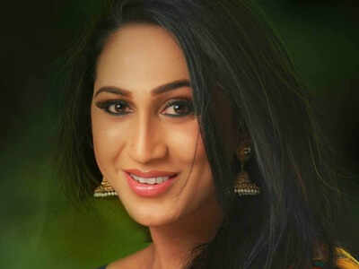 Anjali Ameer inaugurates radio station at Payyoli Government School