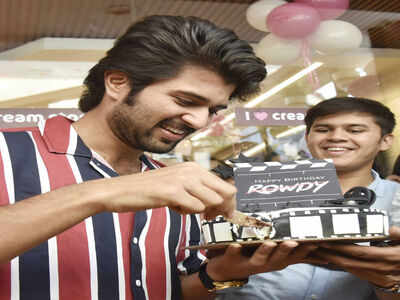 Vijay Deverakonda distributes ice cream to celebrate birthday