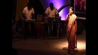Celabrating love, singers recreate aura of golden era