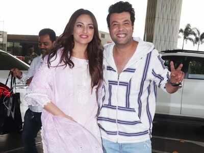 'Khandaani Shafakhana': Sonakshi Sinha and Varun Sharma bump into each other at the airport