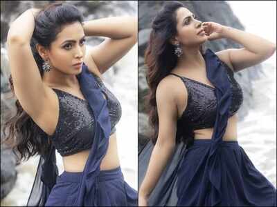 Super-Hot! Nandini Rai flaunts her irresistible curves in a bikini blouse n saree