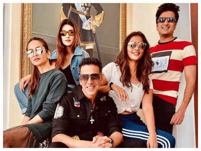 ‘Housefull 4’: Akshay Kumar, Kriti Sanon and others strike a stylish pose in Delhi