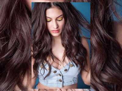 Super attractive! Amyra Dastur uses the most wacky eye shadow and we are all hearts for it!