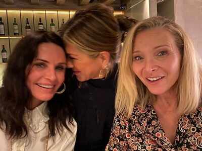 Friends stars Jennifer Aniston, Courteney Cox and Lisa Kudrow reunite; share fun photos from their night out