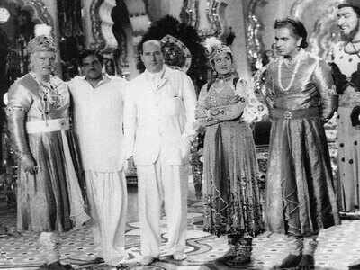 Rishi Kapoor shares a rare photo of grandfather Prithviraj Kapoor and ‘Mughal-e-Azam’ cast with Italian filmmaker Roberto Rossellini