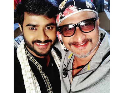 Awdhesh Mishra clicks a selfie with co-star Pradeep Pandey Chintu from the sets of 'Dostana'