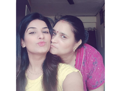 Poonam Dubey shares an adorable selfie with her mother
