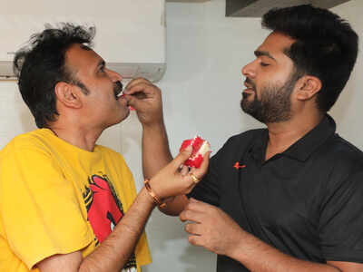 Venkat Prabhu celebrates Premgi’s birthday in Maanaadu set