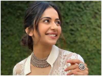 Why are netizens ROFLing over Rakul Preet's workout video?