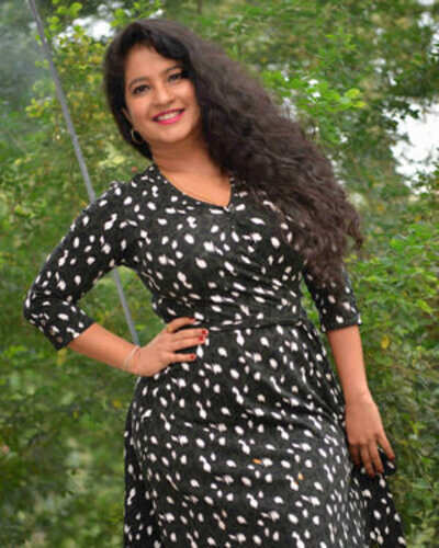 Shubha Poonja distributes food to the needy in her village