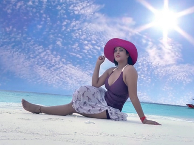 Anjana Singh shares a throwback photo from her beach day