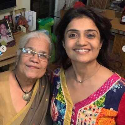 Amruta Subhash along with her mother, pay tribute to Kishore Da!