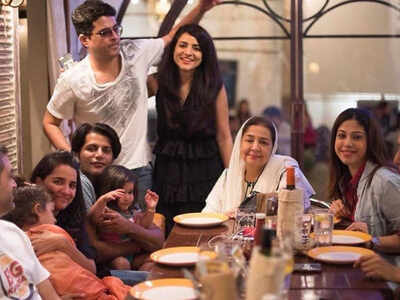 Shruti Seth shares a picture with her 'Shararat' family; compares them equally to her biological family