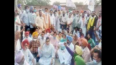 SC scholarship scam: AAP calls off dharna with a warning of besiege if minister not sacked within 20 days
