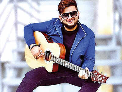 Singer-Composer Vishal Mishra mobbed by fans in Lucknow