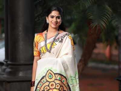 Team Red Carpet and Shyamaprasad’s surprise leaves Swasika Vijay emotional; watch