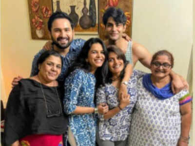 Siddharth Chandekar and Mitali Mayekar enjoy their first 'Kelvan'; see pics