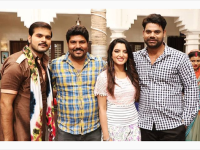 'Kallu Ki Dulhaniya': Sonalika Prasad shares a photo with co-star Arvind Akela Kallu and director Chandan Upadhyay from the sets