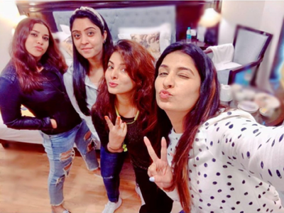 Anara Gupta and co-stars Poonam Dubey, Smrity Sinha, Shubhi Sharma get their pout on point for the perfect selfie