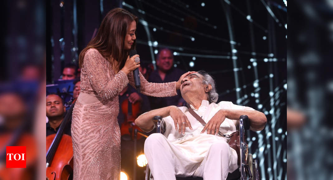 Neha Kakkar Gives Rs Lakh To Santosh Anand The Lyricist Of Ek Pyaar Ka Nagma On The Sets Of