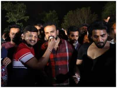 Team 'Madhagaja' celebrates Robbert's 25-day success on sets