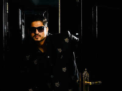 Mahoul: Gurnam Bhullar entertains fans with his latest musical outing