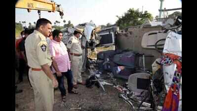 Mumbai: Speeding auto falls into 20ft deep pit, 2 die of head injury