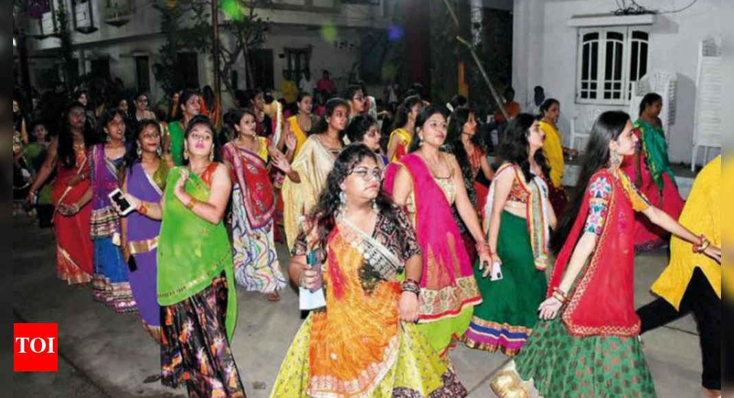 Sheri Garba Vadodara Ban On Big Venues Makes Revellers Swirl To Sheri