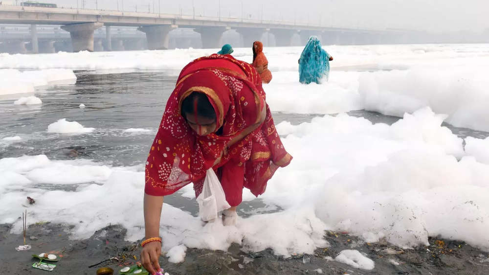 Photos Chhath Puja Begins With A Foamy Dip In Yamuna The Times Of India