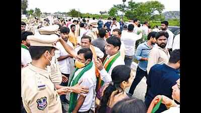 TRS workers hurl stones,eggs on Bandi’s convoy