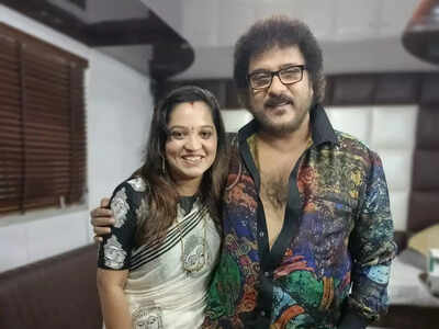 Nannamma Superstar winner Yashaswini Master Anand enjoys a fangirl moment with actor V Ravichandran; see pic