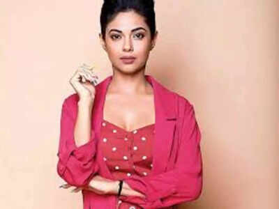 Meera Chopra makes Cannes debut to unveil first look of 'Safed'