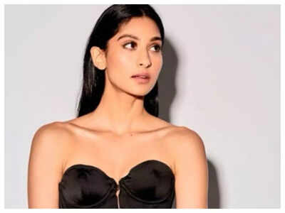Poonam Dhillon's daughter Paloma to make her debut with Rajshri Production's next