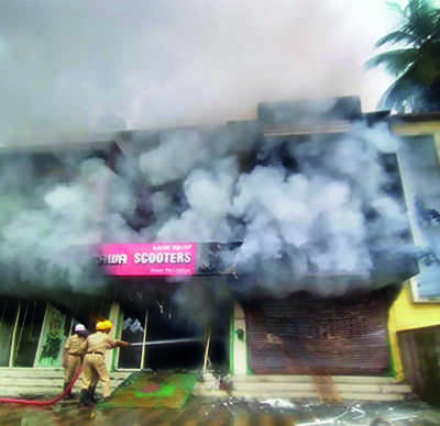 34 E Scooters Destroyed In Fire At City Showroom Mangaluru News