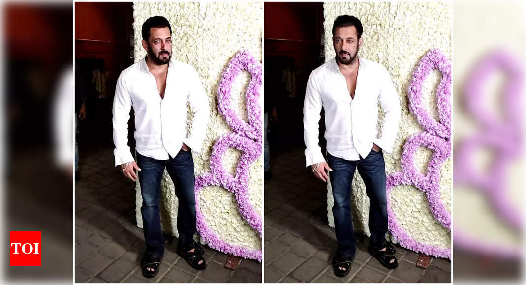 Salman Khan Looks Dapper In White As He Reaches Arpita Khans House For