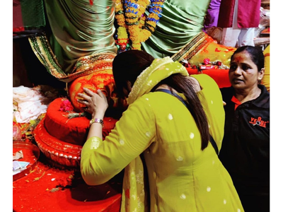 Photos: Poonam Dubey visits Lalbaugcha Raja in Mumbai