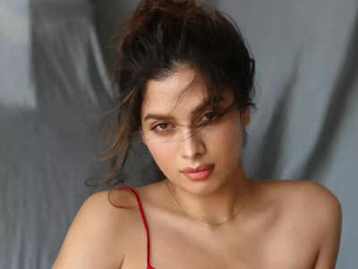 Tanya Hope plays a vlogger in Vasanth Ravi's 'Weapon'