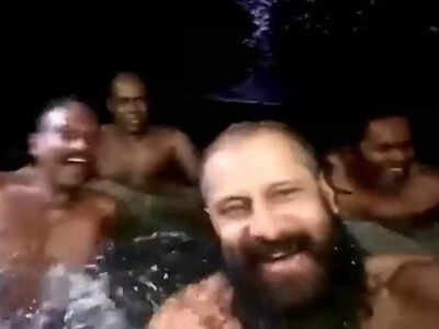Chiyaan Vikram has fun in Hogenakal shooting for 'Thangalaan'