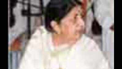 Big B, Lata Mangeshkar back Anna