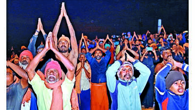 Fog fails to dampen Ayyappa devotees’ spirits at Pullumedu