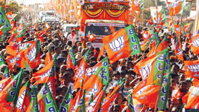 Congress only does 'aarti' of Gandhi family, says Amit Shah at roadshow in Dharwad and Belagavi districts
