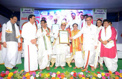 Sahiti Vasanthotsavam 2023: Justice Somayajulu presents Sahiti Puraskaram to poet Darbhasayanam