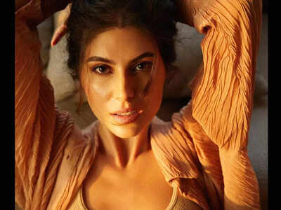 Elnaaz Norouzi shares how it was to work with Gerard Butler in 'Kandahar'