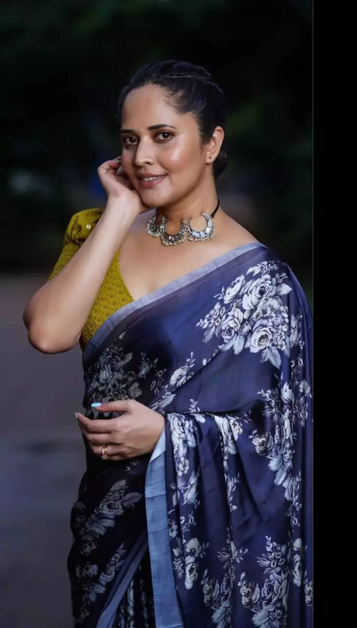 Anasuya Bharadwaj's stunning photoshoot in blue saree | Times of India