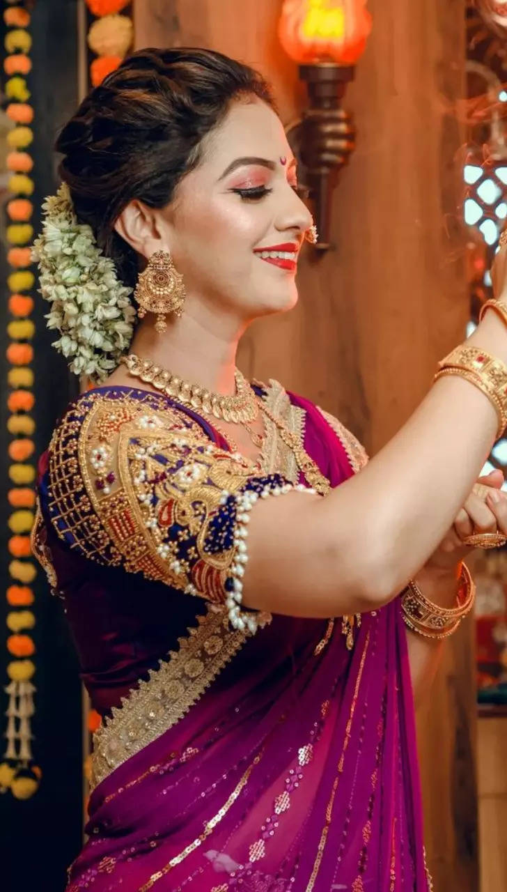 प्रतिमेत याचा समावेश असू श्‍ाकतो: 1 व्‍यक्ती | Bridal hairstyle indian  wedding, Bride fashion photography, Indian beauty saree