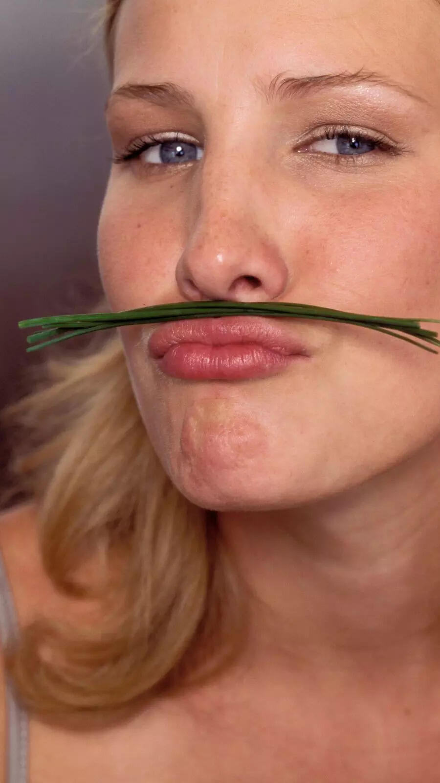 Step-by-step guide to remove upper lip hair using brown sugar and lemon