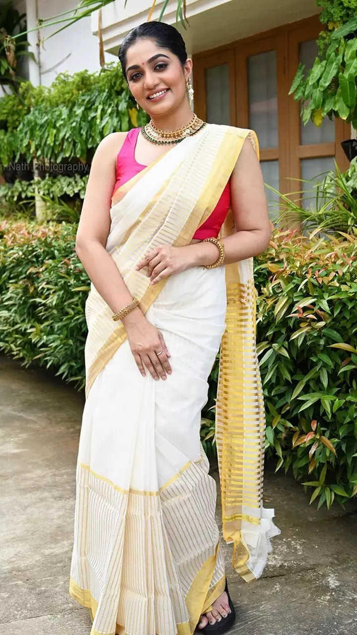 Womens Off White Kerala Peacock Feather Design Printed Silver Jari Sar